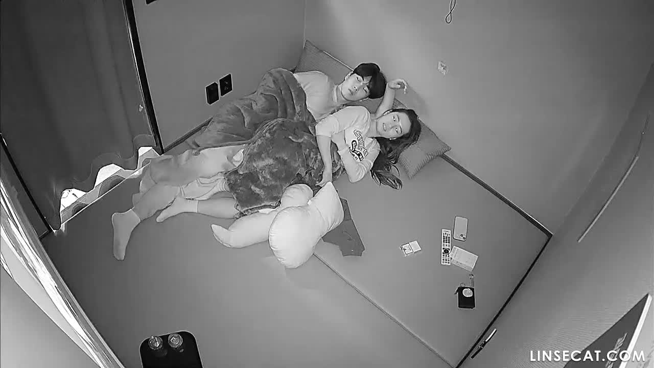 [신작] 남자친구가 손으로 그녀의 클리토리스를 만지자 그녀의 질은 흠뻑 젖었다. 남자친구는 거대한 자지로 뒤에서 그녀를 성교시켰다. 격렬한 섹스는 그녀에게 극도의 쾌감을 선사했고, 그녀의 표정은 거짓이 아니었다. [해킹된 한국 영화방의 IP 카메라] [단독 영상] 썸네일