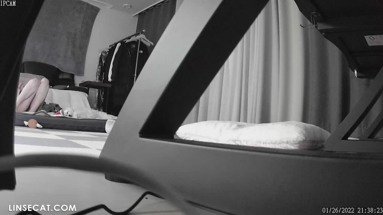 [신작] 8가족. 아주 예쁜 여자가 TV를 보면서 음순을 만지작거리며 당신에게 보여주려고 합니다. [해킹된 한국 가족 IP 카메라] 썸네일